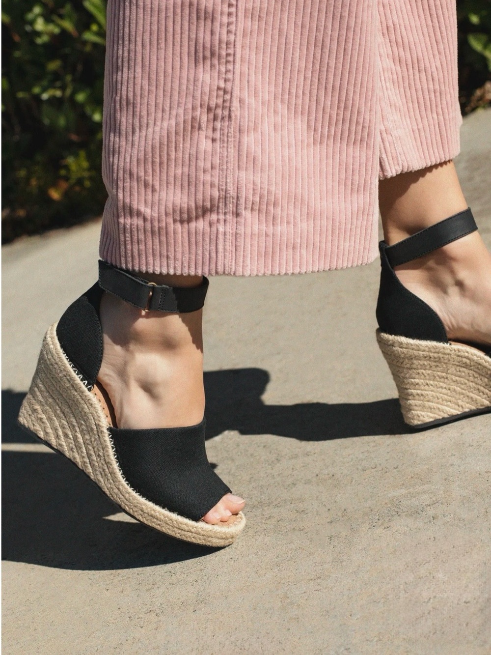 Toms Marisol Espadrille Wedge
Oxford Black Comfort Sandals Size: 8